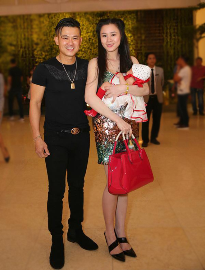 Khổ như vợ 2 Vân Quang Long: Chồng mất chưa lâu đã bị nói tham tiền, con nhỏ cũng không được tha Khổ như vợ 2 Vân Quang Long: Chồng mất chưa lâu đã bị nói tham tiền, con nhỏ cũng không được tha