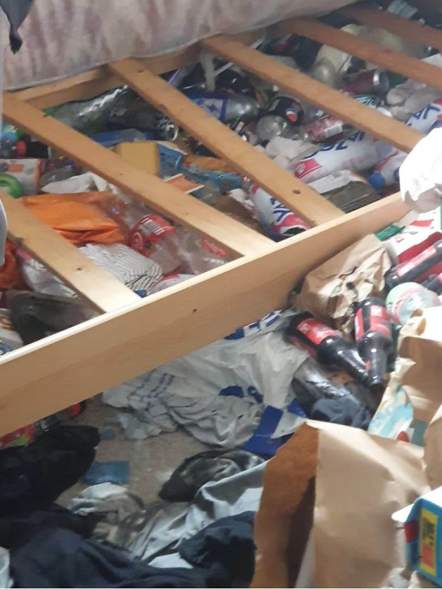 Một công ty đã tổ chức cuộc thi 'phòng ngủ bừa bộn nhất nước Anh' và đây là 15 nhà vô địch ở bẩn toàn quốc - 4 Một công ty đã tổ chức cuộc thi 'phòng ngủ bừa bộn nhất nước Anh' và đây là 15 nhà vô địch ở bẩn toàn quốc - 4