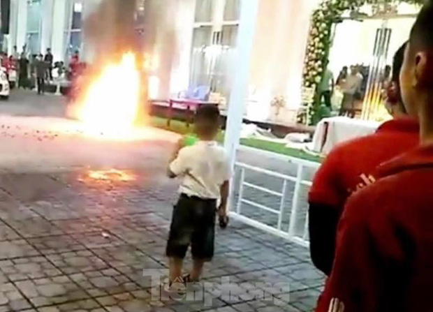 Xe máy trong nhà hàng tiệc cưới bốc cháy, thực khách hoảng loạn Xe máy trong nhà hàng tiệc cưới bốc cháy, thực khách hoảng loạn