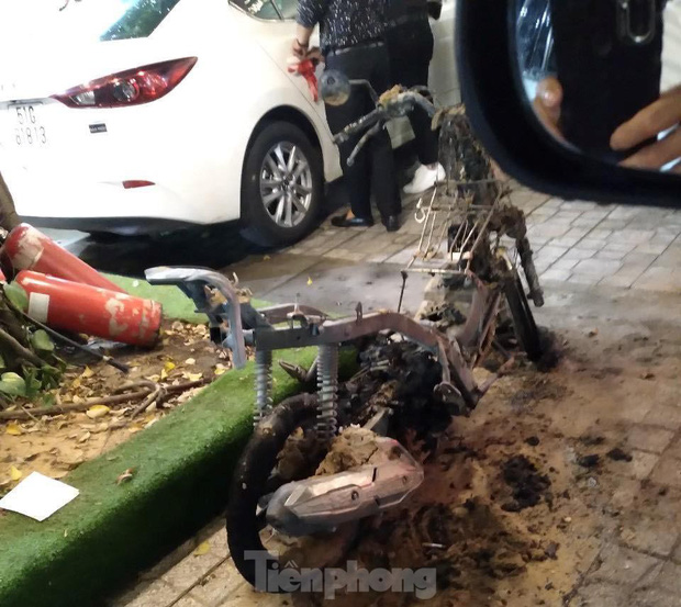 Xe máy trong nhà hàng tiệc cưới bốc cháy, thực khách hoảng loạn - 2 Xe máy trong nhà hàng tiệc cưới bốc cháy, thực khách hoảng loạn - 2