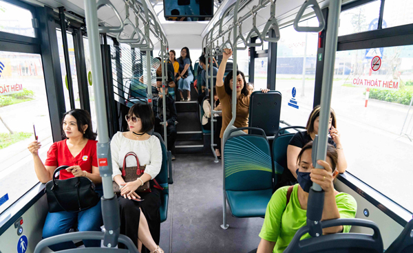 Trải nghiệm ‘cực chất’ với xe buýt điện đầu tiên ở Việt Nam - 7 Trải nghiệm ‘cực chất’ với xe buýt điện đầu tiên ở Việt Nam - 7