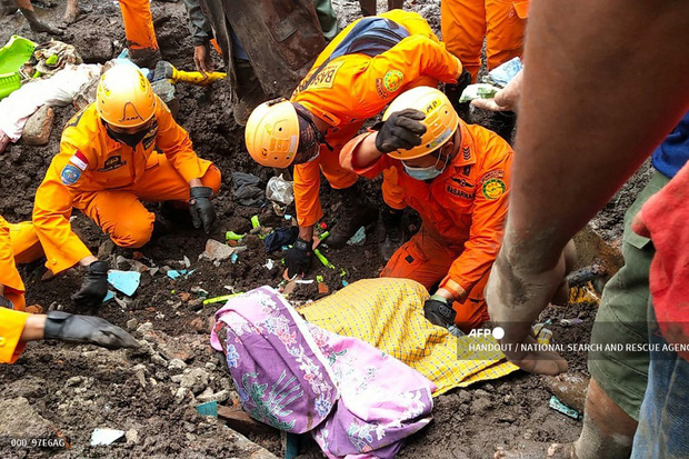 Cảnh hoang tàn sau siêu bão Seroja tại Indonesia: Hàng ngàn người đau đớn vì mất nhà mất người thân, chỉ biết cầu nguyện trong đêm tối - 1 Cảnh hoang tàn sau siêu bão Seroja tại Indonesia: Hàng ngàn người đau đớn vì mất nhà mất người thân, chỉ biết cầu nguyện trong đêm tối - 1