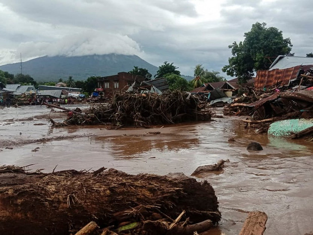 Cảnh hoang tàn sau siêu bão Seroja tại Indonesia: Hàng ngàn người đau đớn vì mất nhà mất người thân, chỉ biết cầu nguyện trong đêm tối - 8 Cảnh hoang tàn sau siêu bão Seroja tại Indonesia: Hàng ngàn người đau đớn vì mất nhà mất người thân, chỉ biết cầu nguyện trong đêm tối - 8