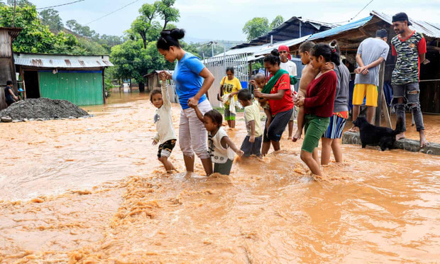 Cảnh hoang tàn sau siêu bão Seroja tại Indonesia: Hàng ngàn người đau đớn vì mất nhà mất người thân, chỉ biết cầu nguyện trong đêm tối - 5 Cảnh hoang tàn sau siêu bão Seroja tại Indonesia: Hàng ngàn người đau đớn vì mất nhà mất người thân, chỉ biết cầu nguyện trong đêm tối - 5