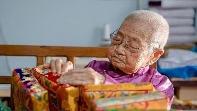 Vị Công Tôn Nữ cuối cùng nắm giữ bí quyết may gối trong cung triều Nguyễn, được vua Bảo Đại hết sức ưng ý - 2 Vị Công Tôn Nữ cuối cùng nắm giữ bí quyết may gối trong cung triều Nguyễn, được vua Bảo Đại hết sức ưng ý - 2