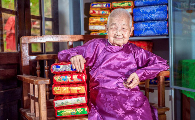 Vị Công Tôn Nữ cuối cùng nắm giữ bí quyết may gối trong cung triều Nguyễn, được vua Bảo Đại hết sức ưng ý Vị Công Tôn Nữ cuối cùng nắm giữ bí quyết may gối trong cung triều Nguyễn, được vua Bảo Đại hết sức ưng ý