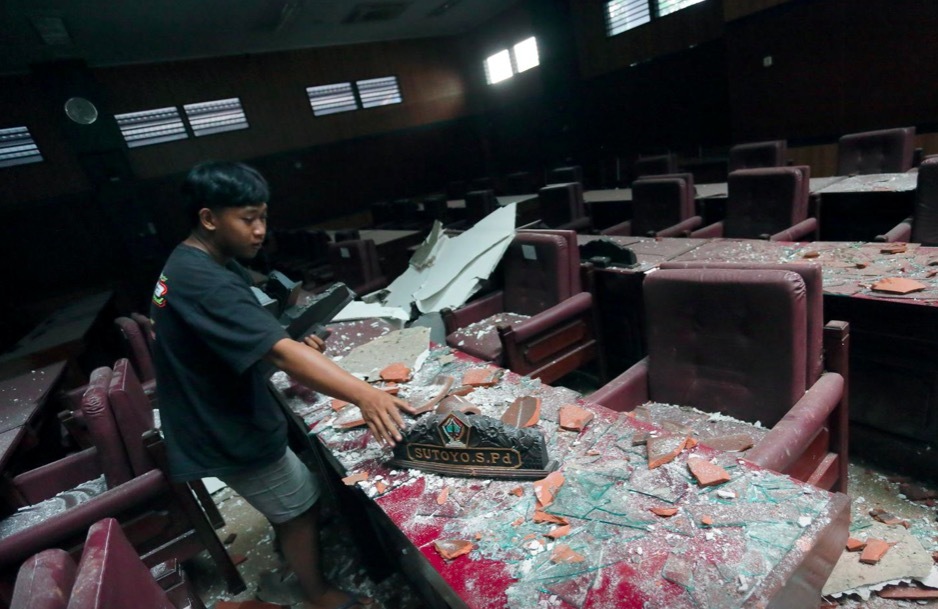 Động đất ở Indonesia, hàng trăm ngôi nhà bị tàn phá - 2 Động đất ở Indonesia, hàng trăm ngôi nhà bị tàn phá - 2