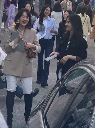 Song Hye Kyo đẹp đến mức 'team qua đường' không dìm nổi, vợ cũ Song Joong Ki nói 1 điều khiến fan vừa nể vừa lo - 2 Song Hye Kyo đẹp đến mức 'team qua đường' không dìm nổi, vợ cũ Song Joong Ki nói 1 điều khiến fan vừa nể vừa lo - 2