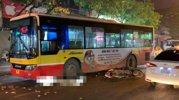 Hà Nội: Xe buýt va chạm với xe máy, nam thanh niên tử vong Hà Nội: Xe buýt va chạm với xe máy, nam thanh niên tử vong