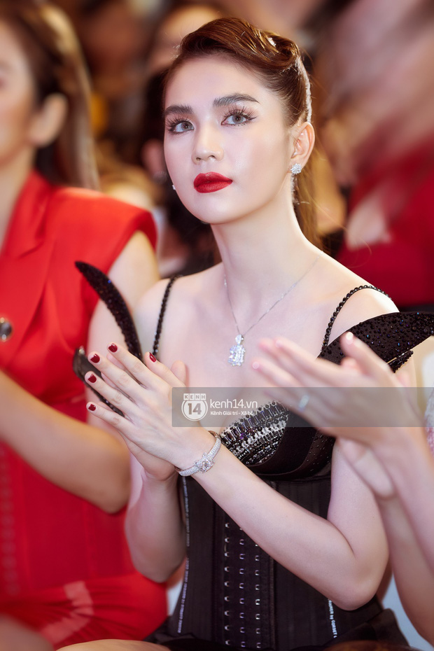 Ngọc Trinh lần đầu tái xuất sự kiện: Váy trễ khoe vòng 1 nhìn toát mồ hôi, được 'bù' đồng hồ hiệu sau vụ trộm BST 15 tỷ - 2 Ngọc Trinh lần đầu tái xuất sự kiện: Váy trễ khoe vòng 1 nhìn toát mồ hôi, được 'bù' đồng hồ hiệu sau vụ trộm BST 15 tỷ - 2