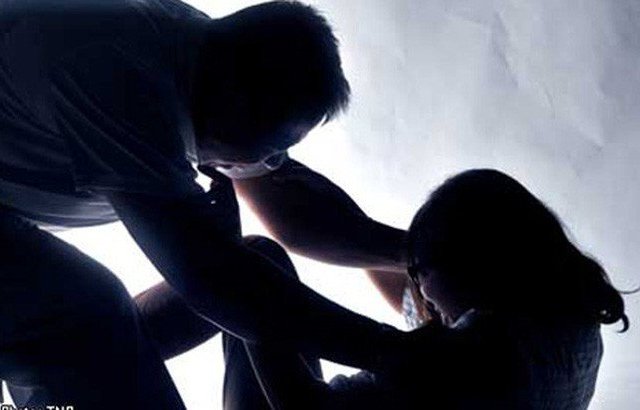 Giúp cha đưa bạn nhậu về, thiếu nữ 17 tuổi bị giở trò đồi bại Giúp cha đưa bạn nhậu về, thiếu nữ 17 tuổi bị giở trò đồi bại