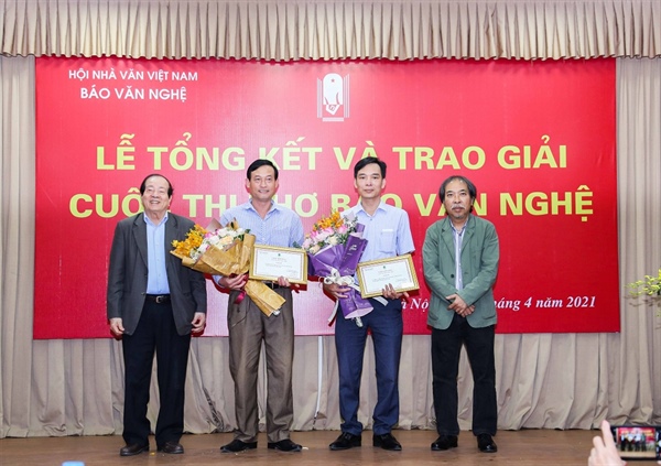 Nhà thơ Trần Đăng Khoa nói về nghi vấn 'đạo ý tưởng' của 'Mẹ tôi chửi kẻ trộm' Nhà thơ Trần Đăng Khoa nói về nghi vấn 'đạo ý tưởng' của 'Mẹ tôi chửi kẻ trộm'