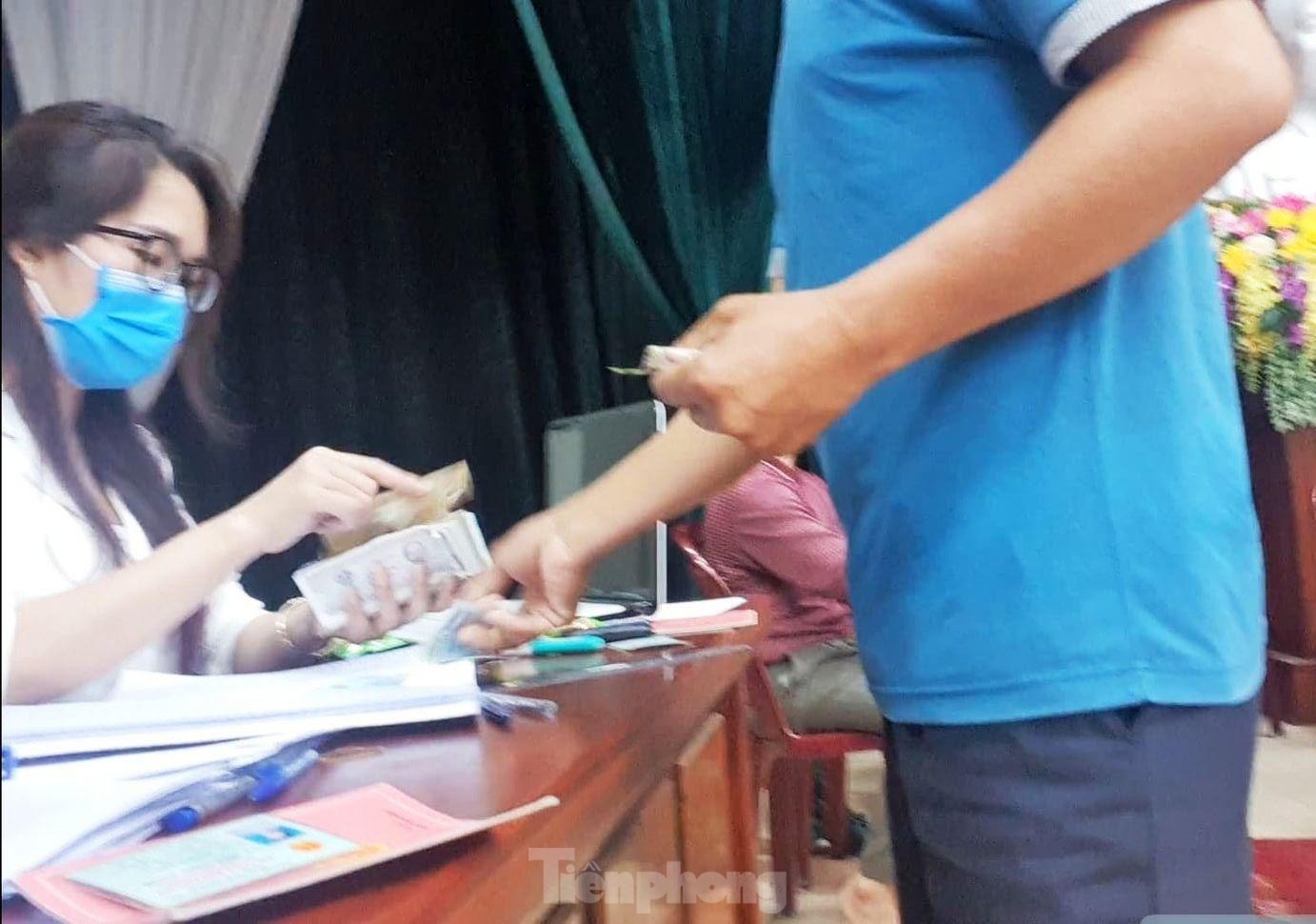 Tận thấy cảnh thu tiền 'chênh' làm căn cước công dân gắn chíp ở Hưng Yên Tận thấy cảnh thu tiền 'chênh' làm căn cước công dân gắn chíp ở Hưng Yên