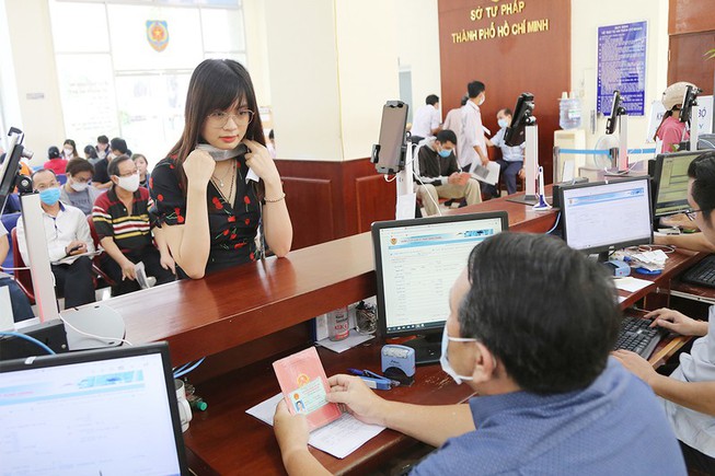 Khi sổ hộ khẩu bị thu hồi, làm các thủ tục bằng cách nào? Khi sổ hộ khẩu bị thu hồi, làm các thủ tục bằng cách nào?