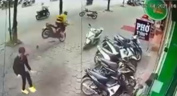 Video: Khoảnh khắc tài xế công nghệ lộn nhào như 'phim chưởng' khi chạy xe trên vỉa hè khiến tất cả hoảng sợ Video: Khoảnh khắc tài xế công nghệ lộn nhào như 'phim chưởng' khi chạy xe trên vỉa hè khiến tất cả hoảng sợ