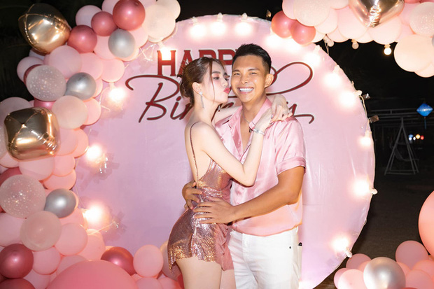 Người đàn ông khiến Ngọc Trinh thoải mái ngủ cùng và đụng chạm body, suốt 11 năm bên nhau chưa bao giờ có 'biến' - 3 Người đàn ông khiến Ngọc Trinh thoải mái ngủ cùng và đụng chạm body, suốt 11 năm bên nhau chưa bao giờ có 'biến' - 3