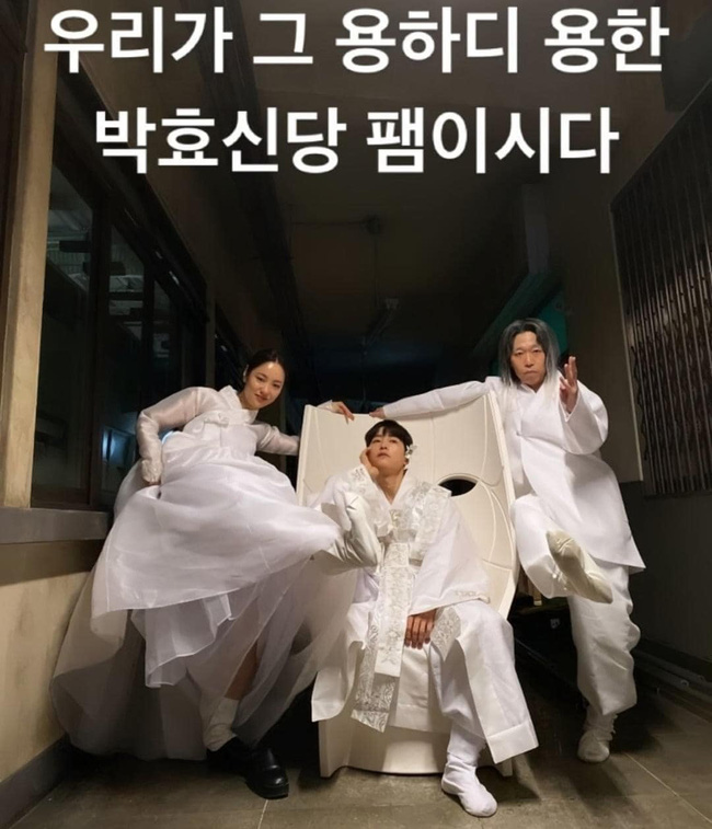 Song Joong Ki khiến fan điên đảo với loạt ảnh cài hoa, môi đỏ mọng khoe visual cực phẩm, 'ăn đứt' cả bạn gái tin đồn - 4 Song Joong Ki khiến fan điên đảo với loạt ảnh cài hoa, môi đỏ mọng khoe visual cực phẩm, 'ăn đứt' cả bạn gái tin đồn - 4