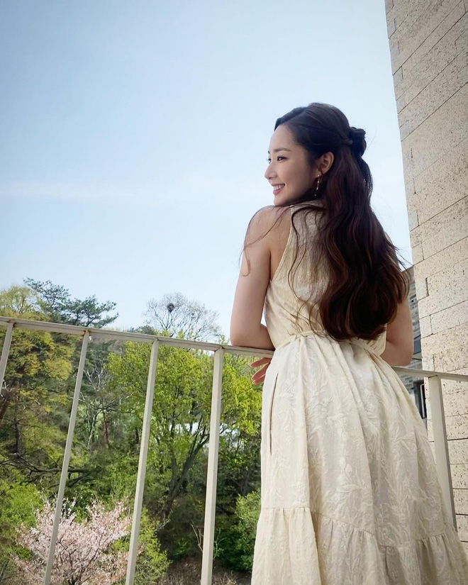 Park Min Young - Park Seo Joon cùng đăng ảnh đi ngắm hoa anh đào, dân tình lại rần rần mong cả hai công khai tình cảm - 4 Park Min Young - Park Seo Joon cùng đăng ảnh đi ngắm hoa anh đào, dân tình lại rần rần mong cả hai công khai tình cảm - 4