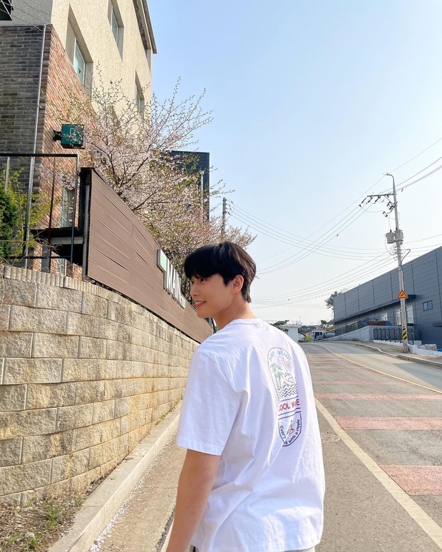 Park Min Young - Park Seo Joon cùng đăng ảnh đi ngắm hoa anh đào, dân tình lại rần rần mong cả hai công khai tình cảm Park Min Young - Park Seo Joon cùng đăng ảnh đi ngắm hoa anh đào, dân tình lại rần rần mong cả hai công khai tình cảm