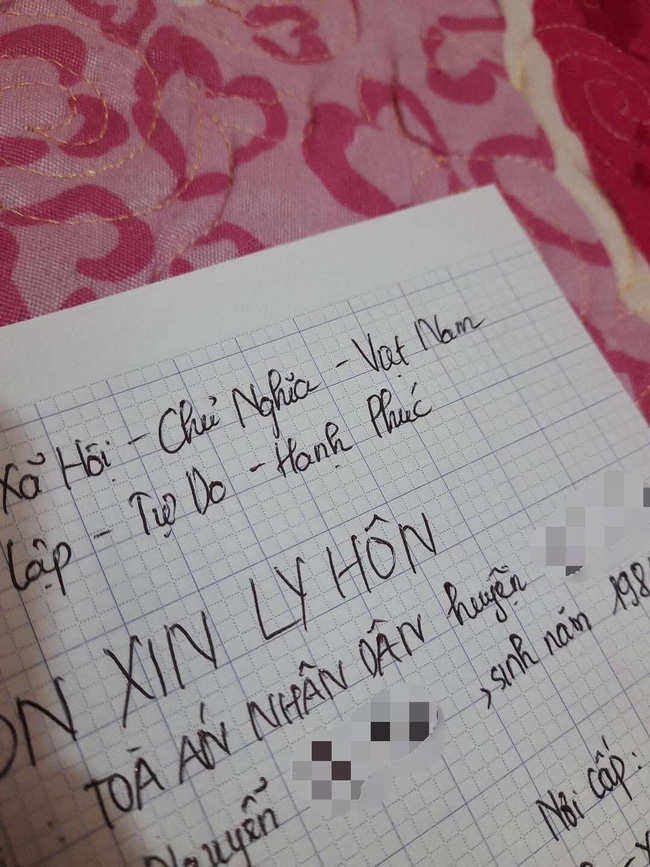 Nhắn tin tình tứ với nữ đồng nghiệp bị vợ phát hiện, chồng nhất quyết không chịu ly hôn nhưng khi bảo chấm dứt với kẻ thứ ba thì lại im lặng - 1 Nhắn tin tình tứ với nữ đồng nghiệp bị vợ phát hiện, chồng nhất quyết không chịu ly hôn nhưng khi bảo chấm dứt với kẻ thứ ba thì lại im lặng - 1