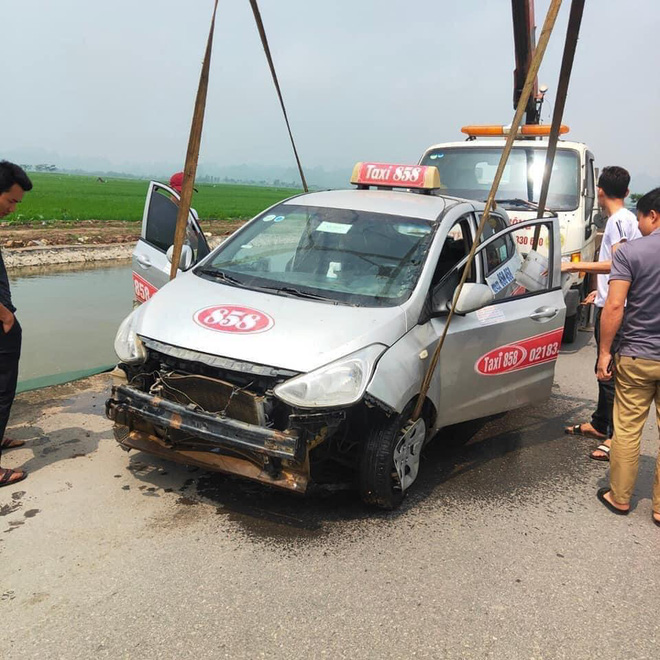 Taxi chìm nghỉm dưới mương nước, tài xế loay hoay đạp cửa thoát ra ngoài - 3 Taxi chìm nghỉm dưới mương nước, tài xế loay hoay đạp cửa thoát ra ngoài - 3