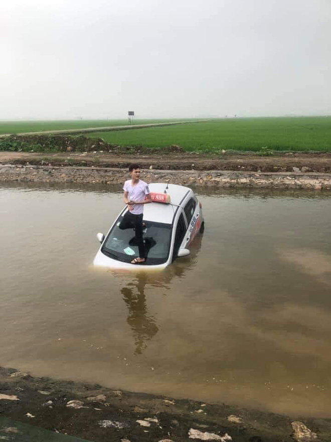 Taxi chìm nghỉm dưới mương nước, tài xế loay hoay đạp cửa thoát ra ngoài - 2 Taxi chìm nghỉm dưới mương nước, tài xế loay hoay đạp cửa thoát ra ngoài - 2