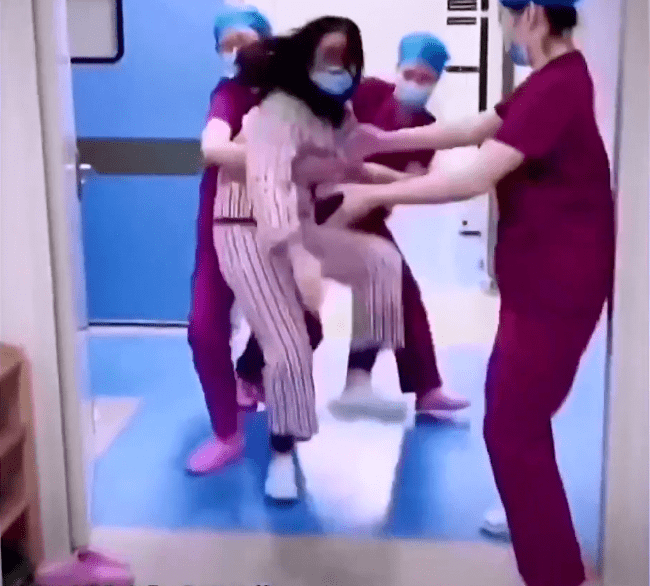 Sản phụ mới sinh xong liền kiếm chồng để "tính sổ", 3 y tá cũng không cản nổi, hóa ra nguồn cơn là từ một hành động của mẹ chồng - 1 Sản phụ mới sinh xong liền kiếm chồng để "tính sổ", 3 y tá cũng không cản nổi, hóa ra nguồn cơn là từ một hành động của mẹ chồng - 1