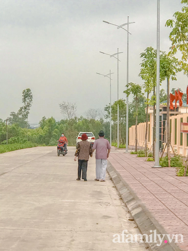Câu chuyện đi làm căn cước công dân của cặp vợ chồng Quảng Ninh bên nhau 61 năm, U90 nhưng luôn đồng hành, sáng sớm dắt tay nhau đi chợ dù cách nhà chỉ 500m - 7 Câu chuyện đi làm căn cước công dân của cặp vợ chồng Quảng Ninh bên nhau 61 năm, U90 nhưng luôn đồng hành, sáng sớm dắt tay nhau đi chợ dù cách nhà chỉ 500m - 7