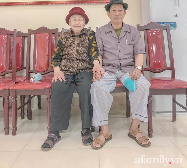 Câu chuyện đi làm căn cước công dân của cặp vợ chồng Quảng Ninh bên nhau 61 năm, U90 nhưng luôn đồng hành, sáng sớm dắt tay nhau đi chợ dù cách nhà chỉ 500m - 8 Câu chuyện đi làm căn cước công dân của cặp vợ chồng Quảng Ninh bên nhau 61 năm, U90 nhưng luôn đồng hành, sáng sớm dắt tay nhau đi chợ dù cách nhà chỉ 500m - 8