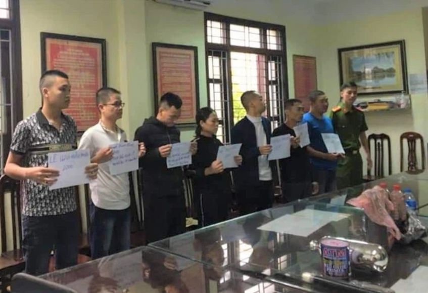Thuê người uy hiếp, ném chất bẩn vào nhà người thân của 'con nợ' để đòi tiền Thuê người uy hiếp, ném chất bẩn vào nhà người thân của 'con nợ' để đòi tiền
