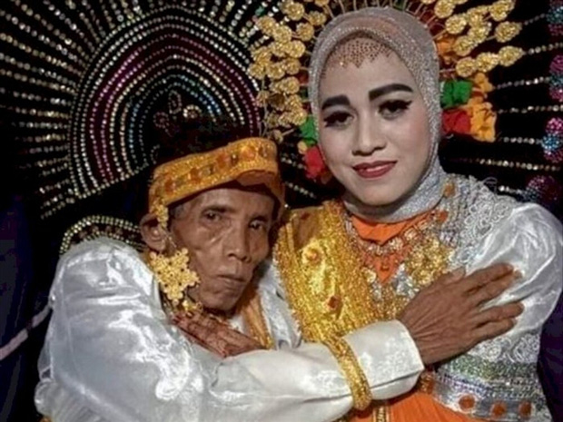 Cầu hôn người mẹ nhưng bị từ chối vì già và xấu, ông lão cưới luôn con gái 19 tuổi của crush - 1 Cầu hôn người mẹ nhưng bị từ chối vì già và xấu, ông lão cưới luôn con gái 19 tuổi của crush - 1