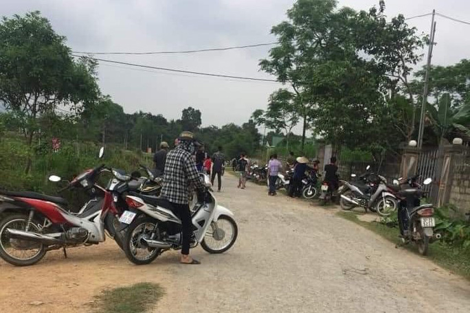 Đi học về, con bàng hoàng phát hiện mẹ chết trong nhà, thi thể bố dưới giếng Đi học về, con bàng hoàng phát hiện mẹ chết trong nhà, thi thể bố dưới giếng