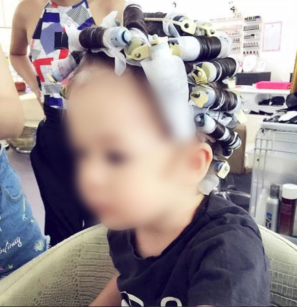 Cha mẹ làm điệu, uốn xoăn tóc cho con: Chuyên gia cảnh báo không chỉ ảnh hưởng sức khỏe mà còn gây sang chấn tâm lý Cha mẹ làm điệu, uốn xoăn tóc cho con: Chuyên gia cảnh báo không chỉ ảnh hưởng sức khỏe mà còn gây sang chấn tâm lý