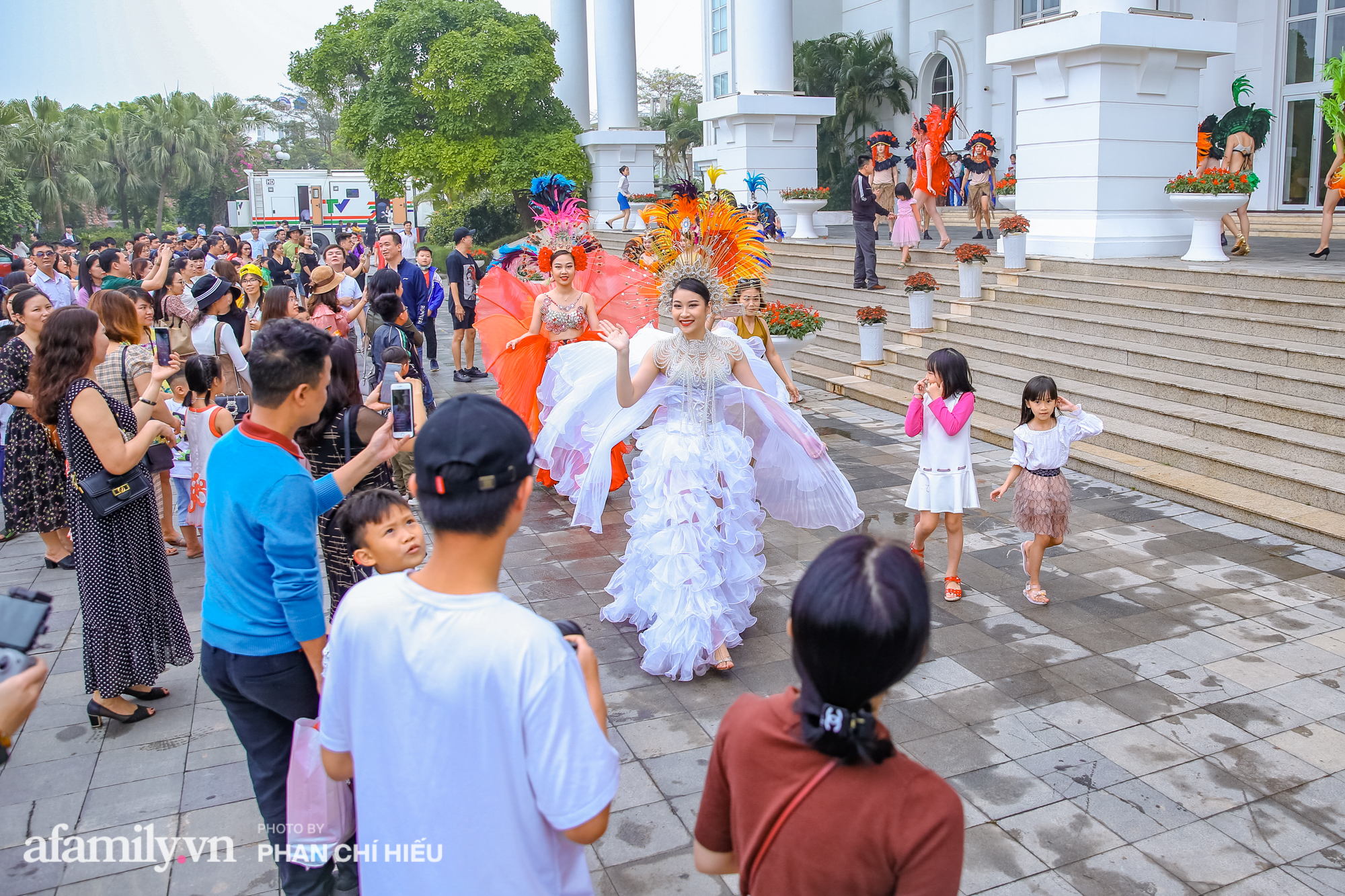 Vườn hoa cẩm tú cầu 'siêu to khổng lồ' ở Sầm Sơn hút hàng nghìn người tìm tới chụp ảnh vào cuối tuần, dù chưa Tết nhưng vẫn được chiêm ngưỡng pháo hoa bắn ngợp trời - 12 Vườn hoa cẩm tú cầu 'siêu to khổng lồ' ở Sầm Sơn hút hàng nghìn người tìm tới chụp ảnh vào cuối tuần, dù chưa Tết nhưng vẫn được chiêm ngưỡng pháo hoa bắn ngợp trời - 12