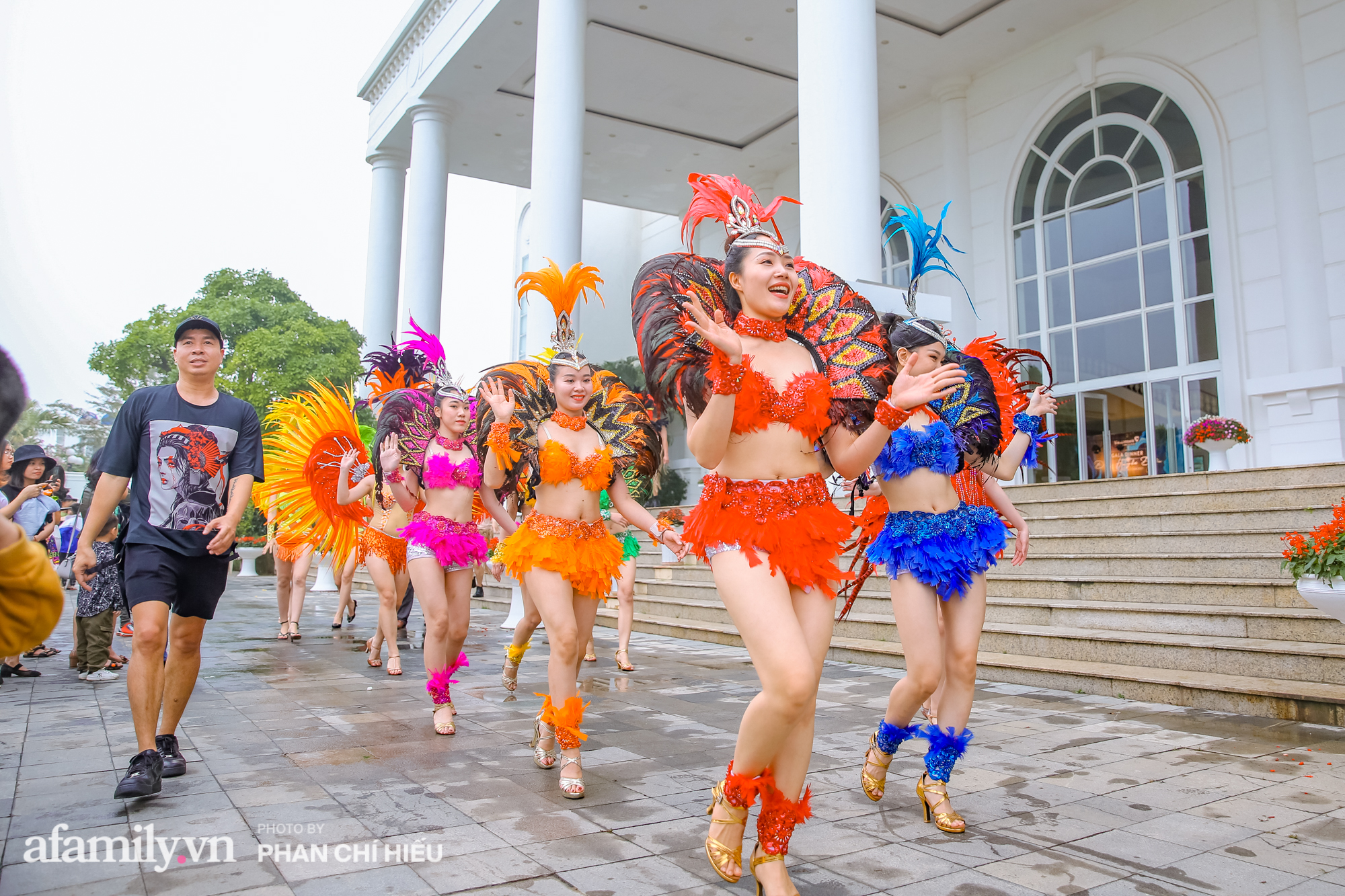 Vườn hoa cẩm tú cầu 'siêu to khổng lồ' ở Sầm Sơn hút hàng nghìn người tìm tới chụp ảnh vào cuối tuần, dù chưa Tết nhưng vẫn được chiêm ngưỡng pháo hoa bắn ngợp trời - 13 Vườn hoa cẩm tú cầu 'siêu to khổng lồ' ở Sầm Sơn hút hàng nghìn người tìm tới chụp ảnh vào cuối tuần, dù chưa Tết nhưng vẫn được chiêm ngưỡng pháo hoa bắn ngợp trời - 13
