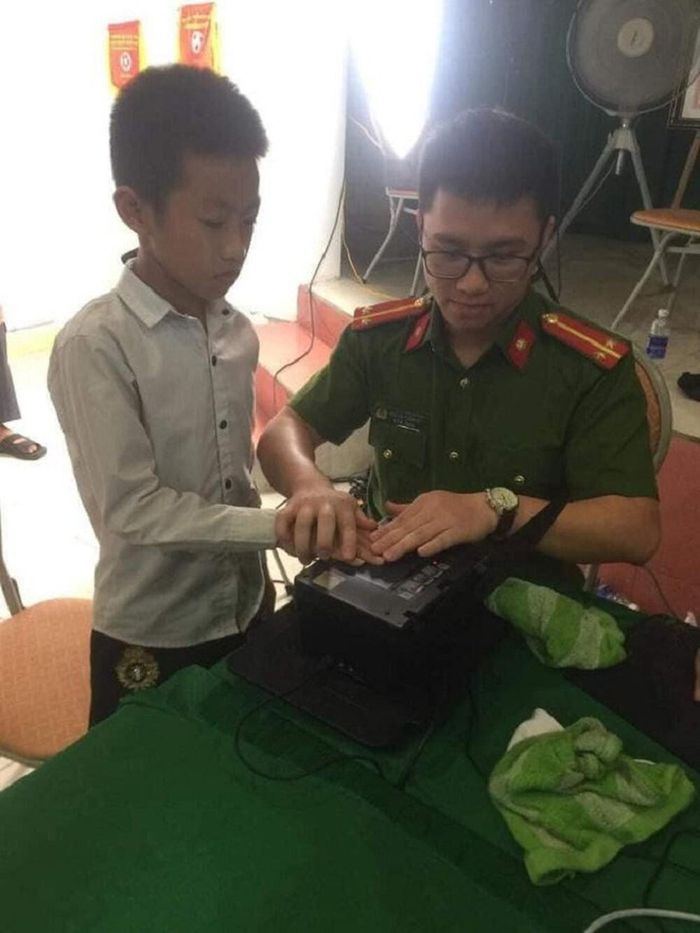 Làm căn cước công dân vào đúng 0h ngày sinh nhật, cậu bé 14 tuổi được các chú công an tặng quà đặc biệt Làm căn cước công dân vào đúng 0h ngày sinh nhật, cậu bé 14 tuổi được các chú công an tặng quà đặc biệt