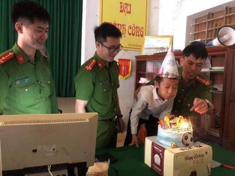 Làm căn cước công dân vào đúng 0h ngày sinh nhật, cậu bé 14 tuổi được các chú công an tặng quà đặc biệt - 1 Làm căn cước công dân vào đúng 0h ngày sinh nhật, cậu bé 14 tuổi được các chú công an tặng quà đặc biệt - 1