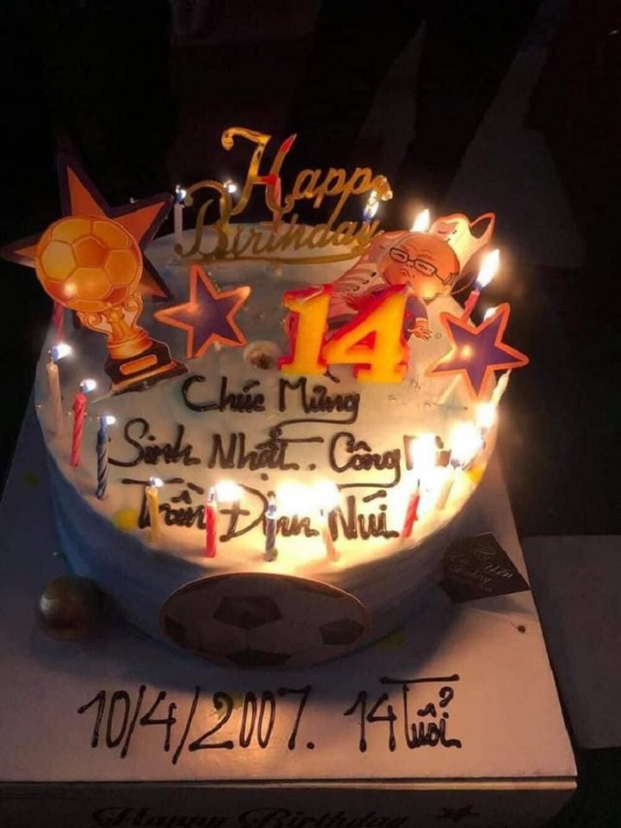 Làm căn cước công dân vào đúng 0h ngày sinh nhật, cậu bé 14 tuổi được các chú công an tặng quà đặc biệt - 2 Làm căn cước công dân vào đúng 0h ngày sinh nhật, cậu bé 14 tuổi được các chú công an tặng quà đặc biệt - 2