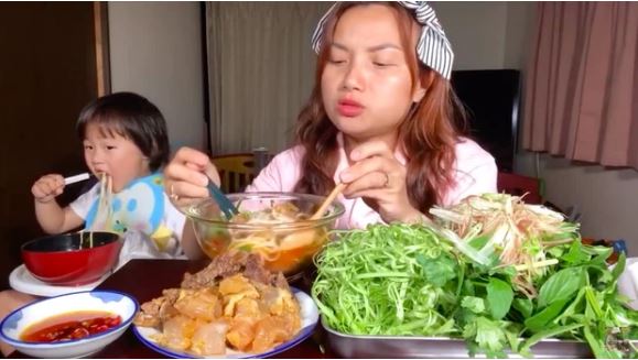 Quỳnh Trần JP tiết lộ mức giá 'khủng' để nấu 1 tô bún bò ở Nhật, dân mạng lại thi nhau 'ném đá' vì lý do này Quỳnh Trần JP tiết lộ mức giá 'khủng' để nấu 1 tô bún bò ở Nhật, dân mạng lại thi nhau 'ném đá' vì lý do này