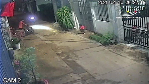 Clip: Bé gái chạy băng qua đường bị xe máy đâm văng xa nhiều mét nằm gục tại chỗ ngay trước cổng nhà Clip: Bé gái chạy băng qua đường bị xe máy đâm văng xa nhiều mét nằm gục tại chỗ ngay trước cổng nhà