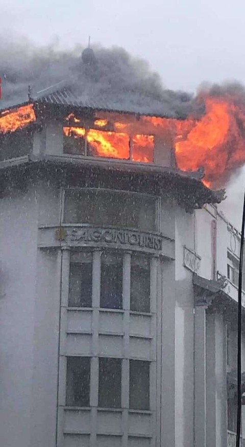 Sau tiếng nổ lớn, khách sạn Đồng Khánh Sài Gòn bốc cháy dữ dội - 1 Sau tiếng nổ lớn, khách sạn Đồng Khánh Sài Gòn bốc cháy dữ dội - 1