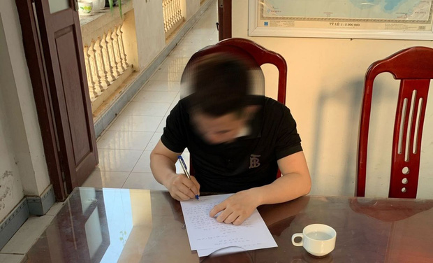 Xử phạt nam thanh niên xuyên tạc 'công lý chỉ là nghệ sĩ hài' trong vụ ném phân trâu, bò ở Bắc Giang Xử phạt nam thanh niên xuyên tạc 'công lý chỉ là nghệ sĩ hài' trong vụ ném phân trâu, bò ở Bắc Giang