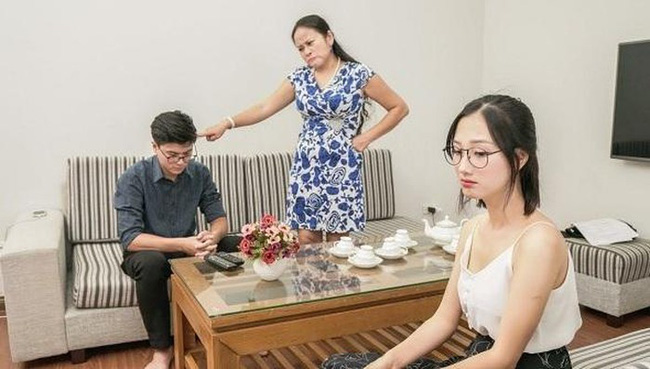 'Nội chiến' mẹ chồng - nàng dâu: Chọn làm 'giai ngoan của mẹ' cho vợ ấm ức hay 'đội vợ lên đầu' làm mẹ khóc thầm, là do đàn ông cả - 1 'Nội chiến' mẹ chồng - nàng dâu: Chọn làm 'giai ngoan của mẹ' cho vợ ấm ức hay 'đội vợ lên đầu' làm mẹ khóc thầm, là do đàn ông cả - 1