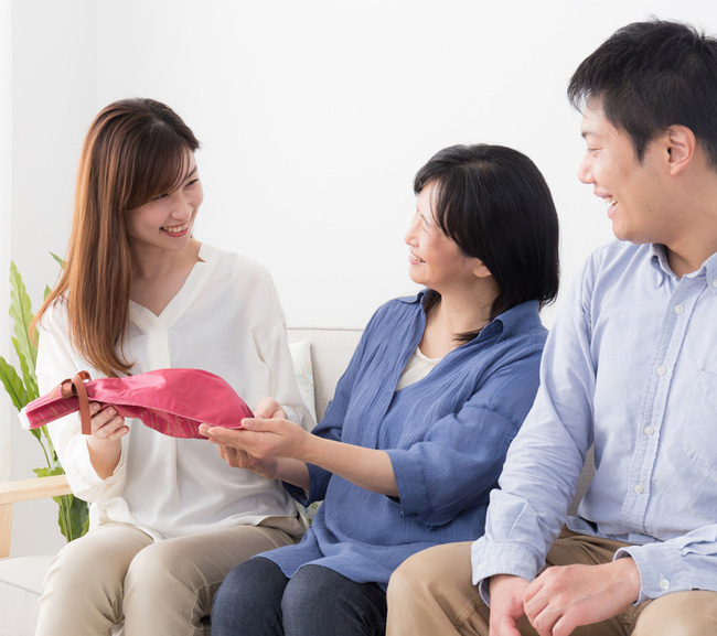 'Nội chiến' mẹ chồng - nàng dâu: Chọn làm 'giai ngoan của mẹ' cho vợ ấm ức hay 'đội vợ lên đầu' làm mẹ khóc thầm, là do đàn ông cả - 2 'Nội chiến' mẹ chồng - nàng dâu: Chọn làm 'giai ngoan của mẹ' cho vợ ấm ức hay 'đội vợ lên đầu' làm mẹ khóc thầm, là do đàn ông cả - 2