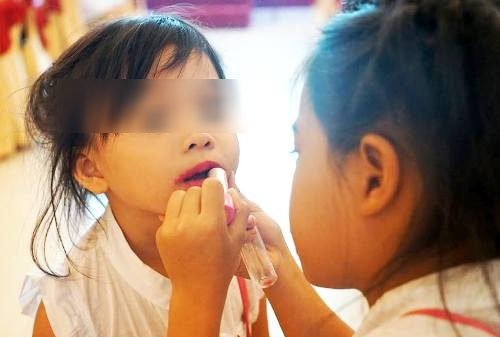 Cho trẻ đánh phấn son, sơn móng tay: Nguy cơ rối loạn nội tiết, dậy thì sớm, thậm chí là ung thư Cho trẻ đánh phấn son, sơn móng tay: Nguy cơ rối loạn nội tiết, dậy thì sớm, thậm chí là ung thư