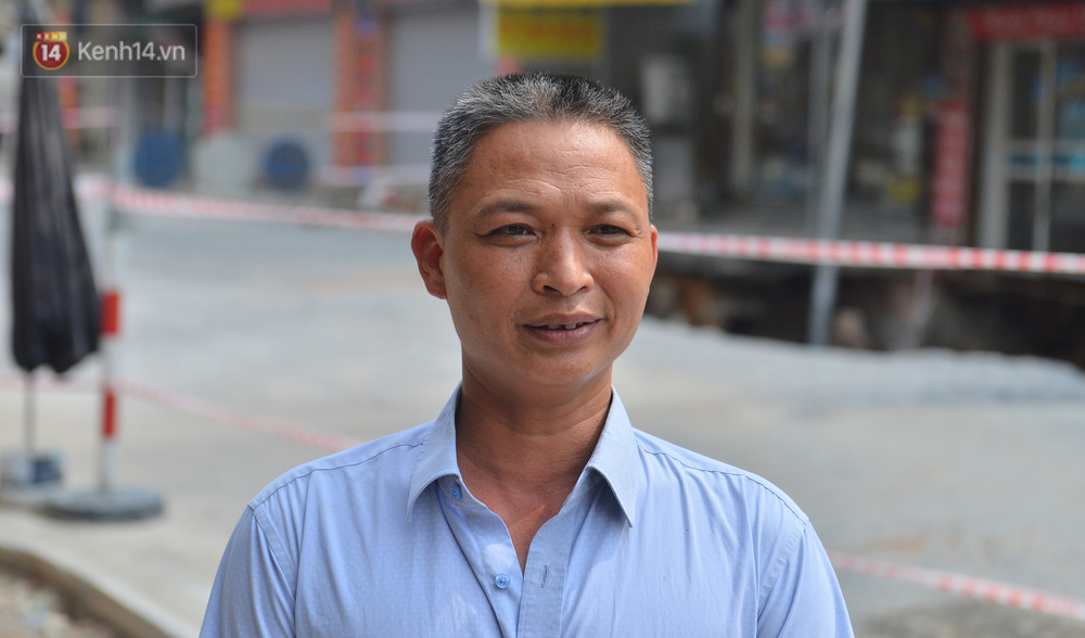 Cuộc sống đảo lộn sau 1 tuần xuất hiện 'hố tử thần' ở Hà Nội: 'Công việc làm ăn bị đình trệ, con cháu phải mang đi gửi' - 1 Cuộc sống đảo lộn sau 1 tuần xuất hiện 'hố tử thần' ở Hà Nội: 'Công việc làm ăn bị đình trệ, con cháu phải mang đi gửi' - 1