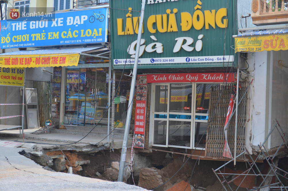 Cuộc sống đảo lộn sau 1 tuần xuất hiện 'hố tử thần' ở Hà Nội: 'Công việc làm ăn bị đình trệ, con cháu phải mang đi gửi' - 3 Cuộc sống đảo lộn sau 1 tuần xuất hiện 'hố tử thần' ở Hà Nội: 'Công việc làm ăn bị đình trệ, con cháu phải mang đi gửi' - 3