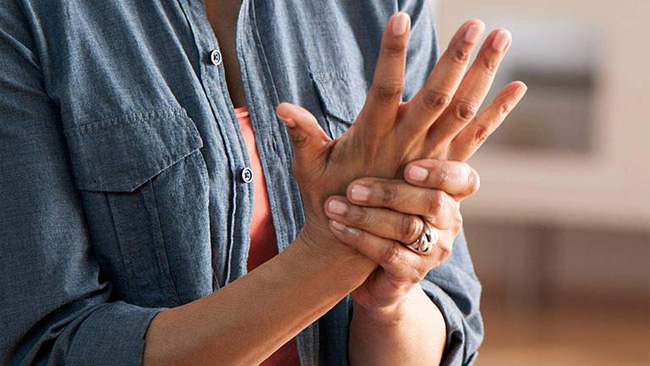 Tê tay tuy là chuyện thường nhưng hãy cẩn thận, nó cũng là dấu hiệu cảnh báo sớm của 5 loại bệnh 'chết người' sau Tê tay tuy là chuyện thường nhưng hãy cẩn thận, nó cũng là dấu hiệu cảnh báo sớm của 5 loại bệnh 'chết người' sau