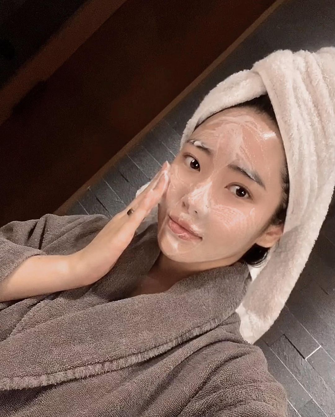 Nếu biết lý do khiến làn da ngày càng nhăn nheo mụn nhọt, bạn sẽ 'cạch' đến già việc dùng khăn lau khô mặt Nếu biết lý do khiến làn da ngày càng nhăn nheo mụn nhọt, bạn sẽ 'cạch' đến già việc dùng khăn lau khô mặt
