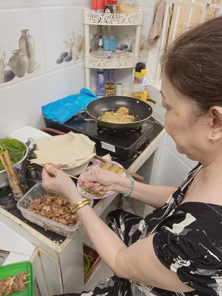 Cô nàng khoe có mẹ dù nửa đêm cũng dậy nấu ăn cho con gái, nhìn tác phẩm của mẹ khiến dân mạng ao ước vì quá hấp dẫn Cô nàng khoe có mẹ dù nửa đêm cũng dậy nấu ăn cho con gái, nhìn tác phẩm của mẹ khiến dân mạng ao ước vì quá hấp dẫn